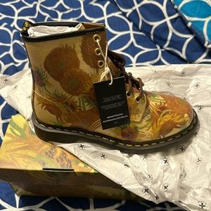 Dr Martens, Van Gogh’s Sunflowers, NIB, size 8 US, UK 6.